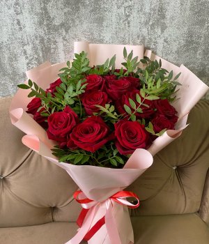 Букет из 19 красных роз с зеленью (50 см ) #2615