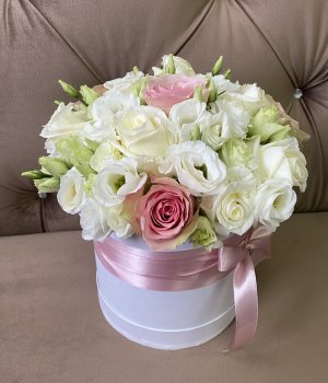 Белая шляпная коробка с миксом из роз и эустом #3094
