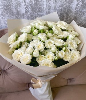 Букет из 19 белых кустовых роз #1447