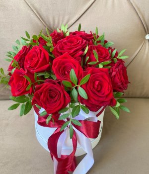 Красные розы в белой шляпной коробке ( 15 шт ) #1665