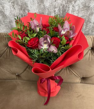 Микс из алых роз и орхидей в красном фоамиране #2364