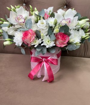 Раскидистая композциия с орхидеями в розовой коробке #3134