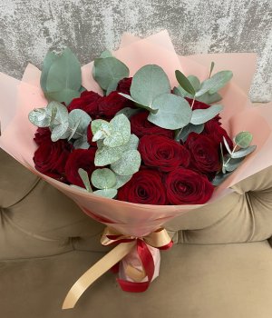 Букет из 15 красных роз с эвкалиптом (50 см ) #3139
