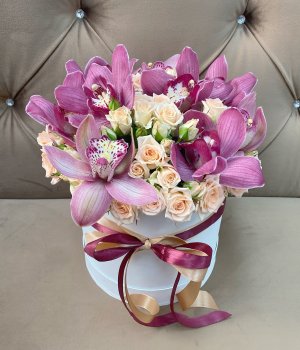 Микс из роз и орхидей в белой шляпной коробке #1121