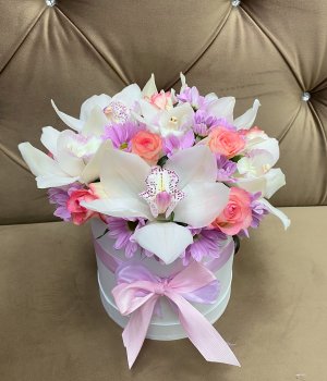 Микс из роз Джумилия, орхидей и хризантем  в белой коробке #2436