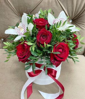 Шляпная коробка с розами и орхидеями #2401