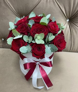 15 красных роз с эвкалиптом в белой шляпной коробке #3058