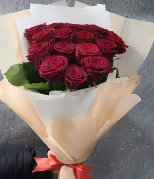 Букет из 15 красных роз (60 см ) #3320