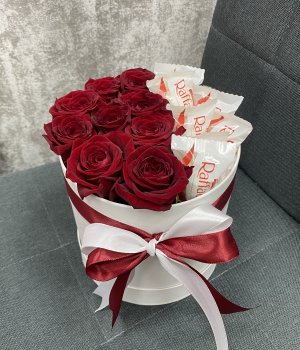 Шляпная коробка с розами и Рафаэлло #2149