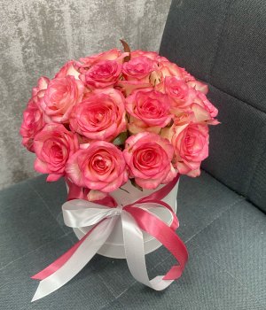 Розы Джумилия  в розовой шляпной коробке (19 шт) #1425