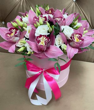 Микс из орхидей и Эустом в розовой коробке #2238