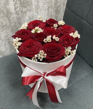 Шляпная коробка с красными розами (9шт ) #2297