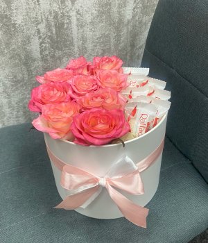 Шляпная  коробка с розами Джумилия и Рафаэлло #3421