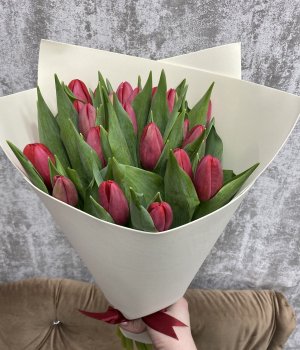 Букет из красных  тюльпанов в светлом фоамиране (25 шт) #61
