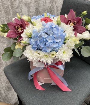 Раскидистая композиция с голубой гортензией и розовыми орхидеями #3503