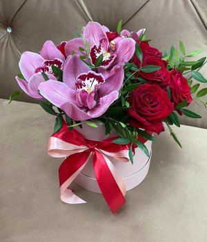 Микс из роз и орхидей   в розовой коробке #2053