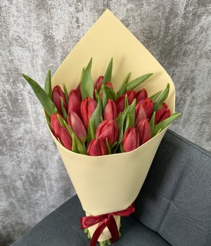 Букет  из красных тюльпанов в бежевом фоамиране(25 шт) #858