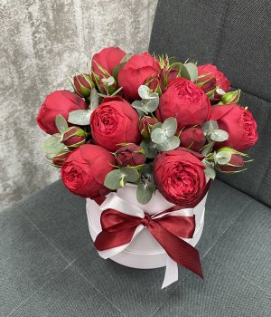 Красные пионовидные розы Ред Пиано в белой шляпной коробке (9 шт) #1333