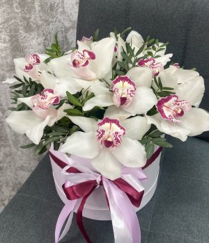 Белые орхидеи в белой шляпной коробке (9шт) #1400