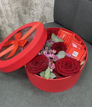 Красная круглая коробка с розами и шоколадом #3571
