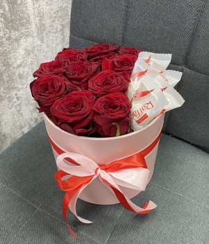 Розовая коробка с 11 розами и рафаэлло #3606