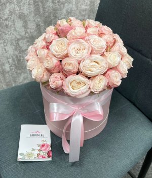 Розовая шляпная коробка с пионовидными розами Бомбастик #3641