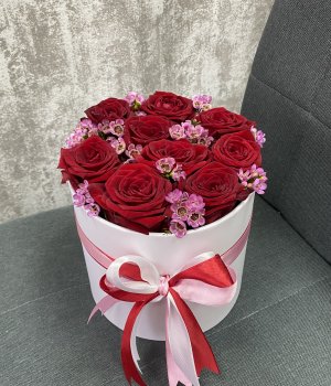Шляпная коробка с 9 красными розами #3649