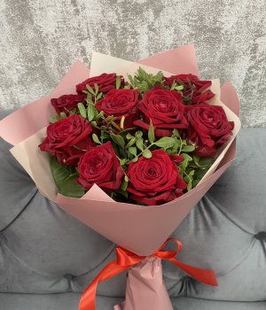 Букет из 9 красных  роз с зеленью (50 см ) #2640