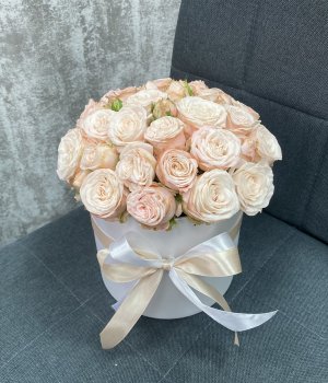 Пионовидные розы Бомбастик в шляпной коробке #1661