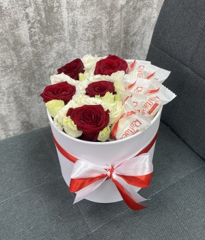 Шляпная  коробка с розами, эустомой и Рафаэлло #2587