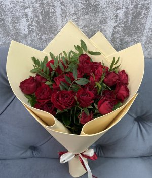 Букет из 9 красных кустовых роз ( 40 см) #3733