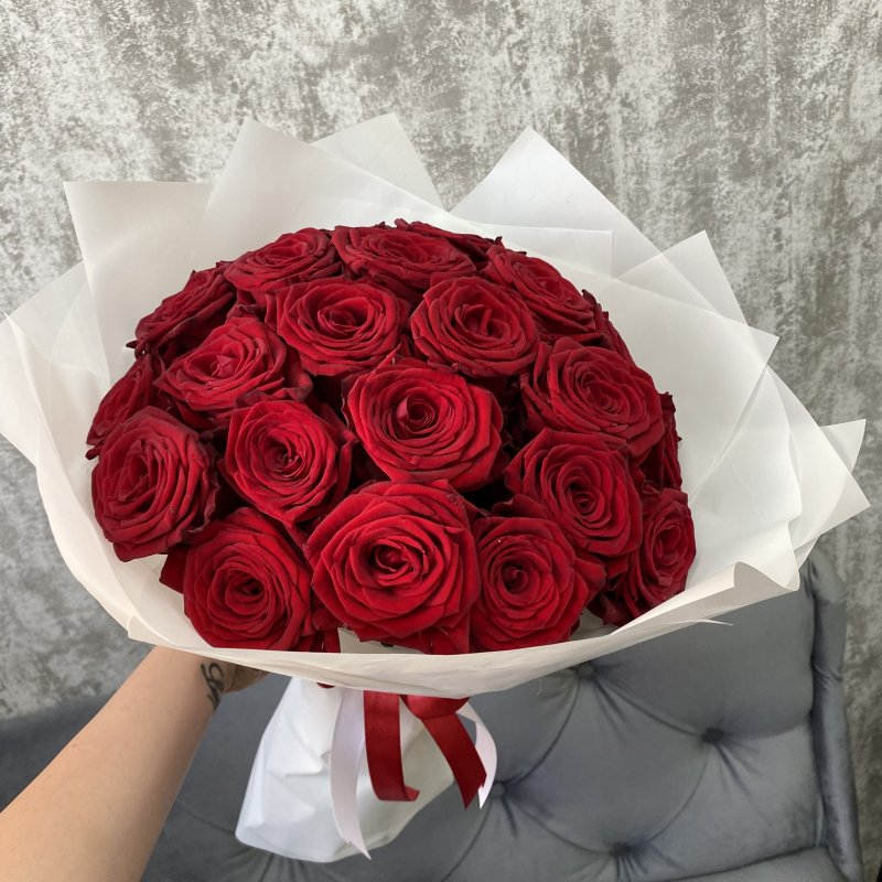 Букет из 25 красных роз в белой упаковке (50 см )