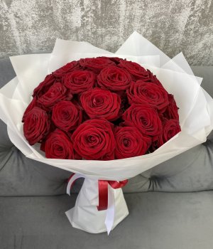 Букет из 25 красных роз в белой упаковке (50 см ) #3772