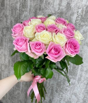 Микс-букет из 25  белых и розовых роз (50см) #83