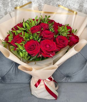 Букет из 19 красных роз и зелени  (50 см ) #3807