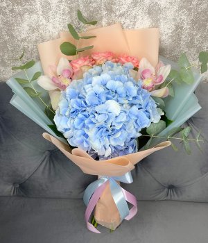 Букет с голубой гортензией , орхидеями и  розами #3131