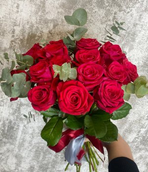 Букет из 15 красных роз с эвкалиптом #3607