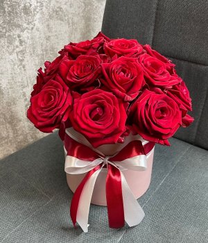 Красные розы в розовой шляпной коробке (19 шт) #1854