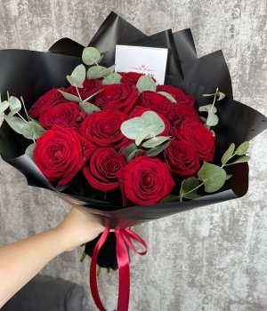 Букет из 15 красных роз с эвкалиптом  в чёрной упаковке #3852