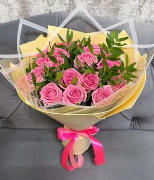 Букет из 19 розовых роз с зеленью #3858