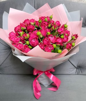 Букет из розовых пионовидных роз с зеленью #2348