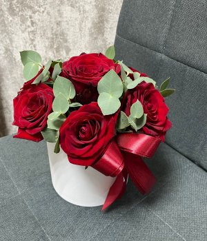 Мини-коробка с 7 красными розами и эвкалиптом #3393