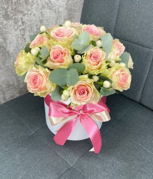 Шляпная коробка с 15 розами и эвкалиптом #3354