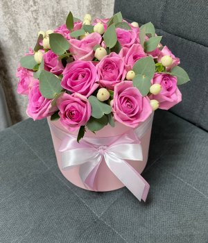 19 розовых  роз  с гиперикумом в шляпной коробке #1309