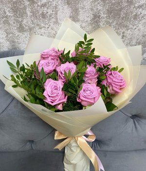Букет из 9 роз Маритим с зеленью (50 см ) #2052