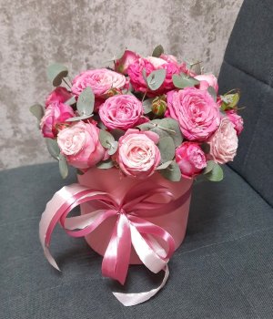 Пионовидные розы Леди Бомбастик в розовой  шляпной коробке #1660
