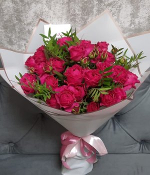 Букет из 9 кустовых пионовидных роз Рич Баблс с зеленью ( 50 см) #3937