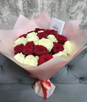 Букет из 19 красно-белых роз (50 см) #3946