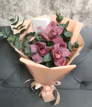 Букет -комплимент из 3 розовых орхидей и эвкалипта #4059
