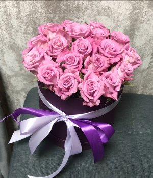 19  роз Маритим  в фиолетовой шляпной коробке #1408